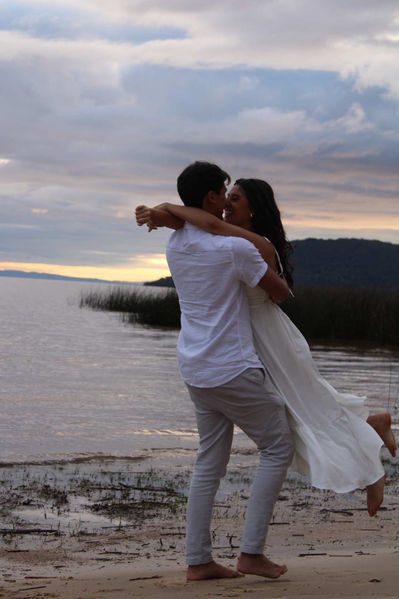 Foto do casal (modelo — troque pelas suas fotos no painel)