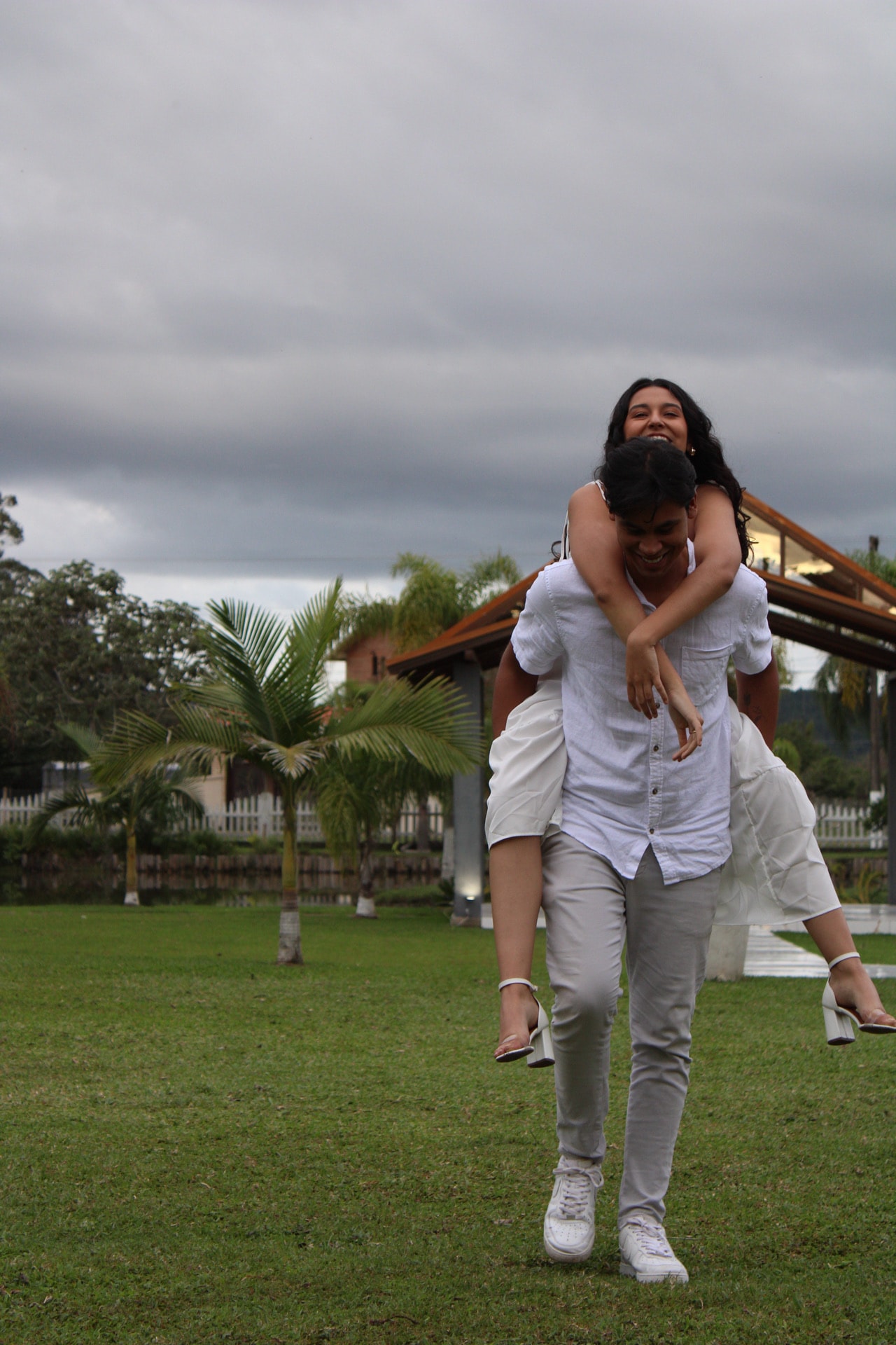 Foto do casal (modelo — troque pelas suas fotos no painel)